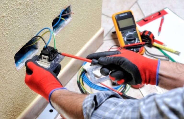 Avantajele colaborarii cu o firma specializata in instalatii electrice in cazul unor cladiri de birouri